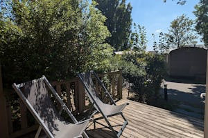Camping Bel Air - Liegestühle auf der Terrasse eines Mobilheims