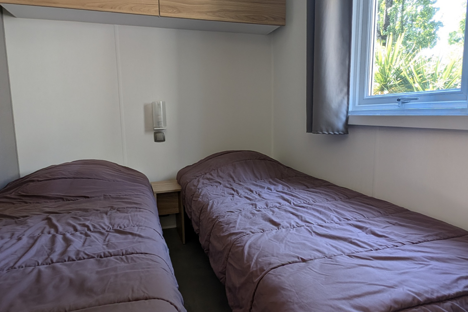 Camping Bel Air - Schlafzimmer mit zwei Einzelbetten in einem Mobilheim