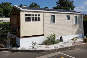Camping Bel Air - Mobilheim mit überdachter Veranda auf dem Campingplatz