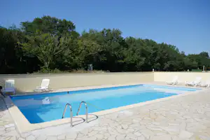 Camping Bel Air - Swimmingpool mit Sonnenliegen am Rand