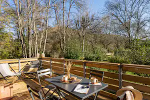 Slow Village Périgord - Terrassee einer Mobilheim-Mietunterkunft mit Ausblick