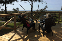Camping Bel Sito - Zwei Camper auf einer Veranda eines Chalets