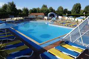 Camping Bel - Pool vom Campingplatz mit Liegestühlen und Sonnenschirmen