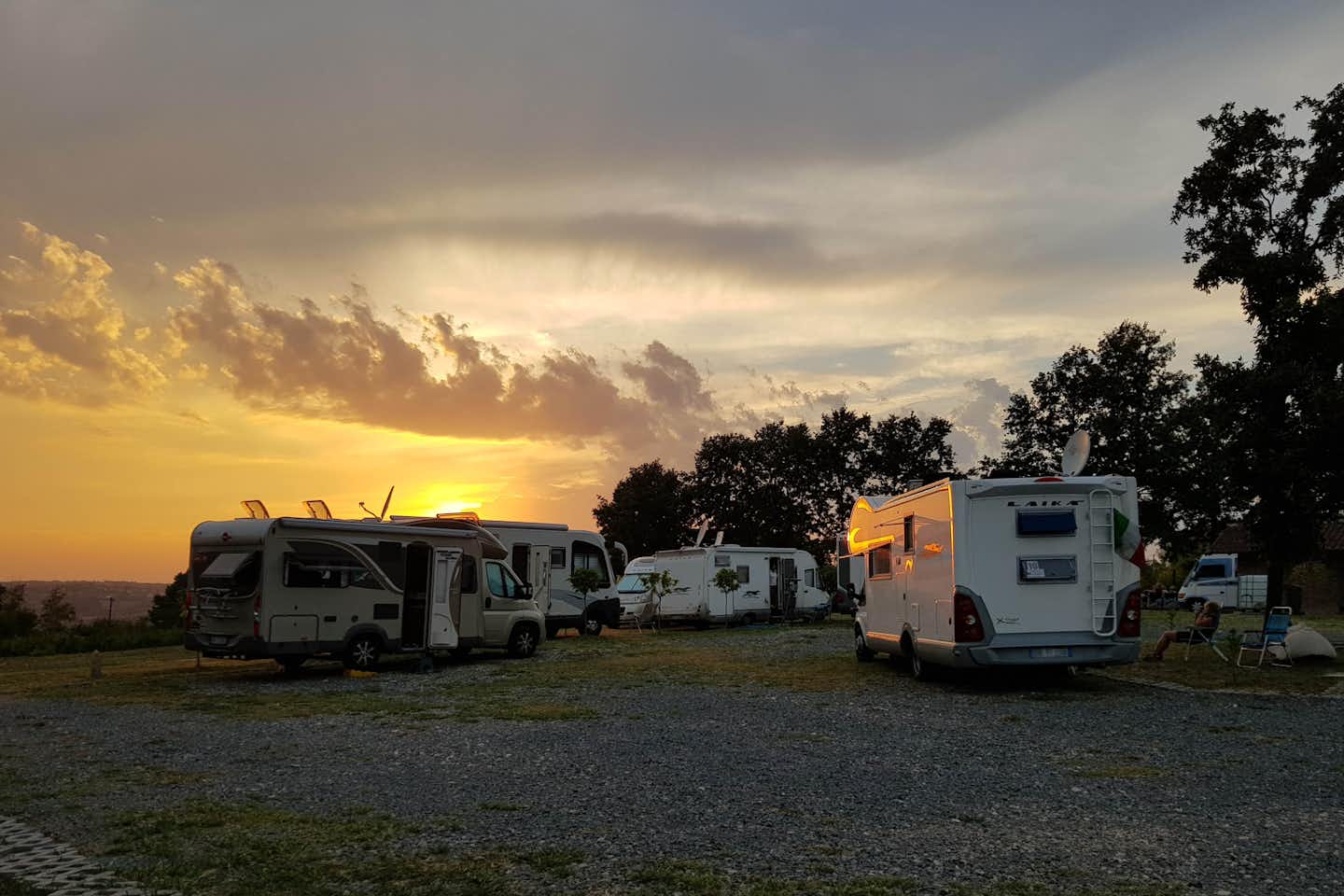 Camping Belgrad Avala - Stellplätze bei Sonnenuntergang