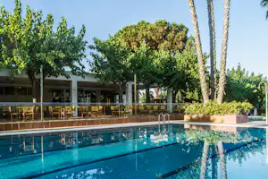 Camping Bell-Sol - Pool vom Campingplatz, Restaurant mit Terrasse im Hintergrund