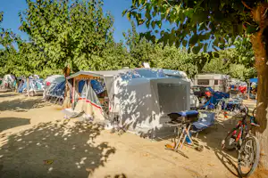 Camping Bell-Sol - Wohnwagenstellplatz und Wohnmobilstellplatz vom Campingplatz zwischen Bäumen