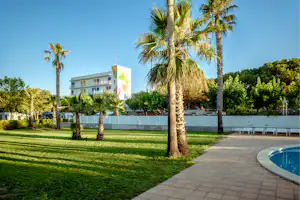 Camping Bell-Sol - Liegewiese und Liegestühle im Poolbereich vom Campingplatz