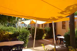 Camping Bell-Sol - überdachte Veranden von den Mobilheimen auf dem Campingplatz