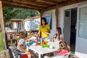 Camping Bella Austria - Familie beim Essen auf der Terrasse im Grünen