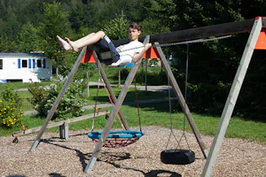 Camping Bella Austria - Kinderspielplatz mit Schiffschaukel auf dem Campingplatz
