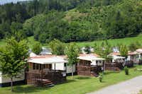 Camping Bella Austria -  Mobilheim mit Terrasse im Grünen auf dem Campinglatz
