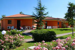 Camping Bella Italia - Chalet mit Veranda auf dem Campingplatz