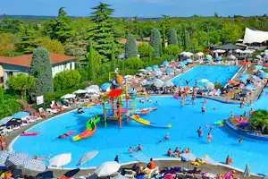 Camping Bella Italia - Campingplatz Außenbereich mit Blick auf den Pool