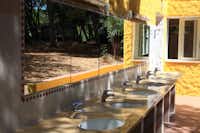 Camping Bella Sardinia  -  Sanitärgebäude vom Campingplatz mit Waschbecken und Spiegeln außen