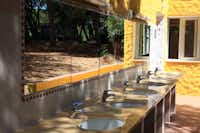 Camping Bella Sardinia  -  Sanitärgebäude vom Campingplatz mit Waschbecken und Spiegeln außen