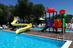 Camping Bella Sardinia - Wasserrutsche am Pool vom Campingplatz
