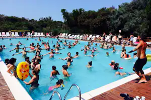Camping Bella Sardinia - Animation im Pool vom Campingplatz