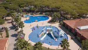 Camping Bella Terra - Luftaufnahme der Poollandschaft auf dem Campingplatz