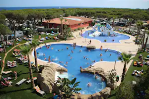 Camping Bella Terra - Poolbereich mit Liegestühlen Planschbecken uns Wasserspielplatz für Kinder auf dem Campingplatz