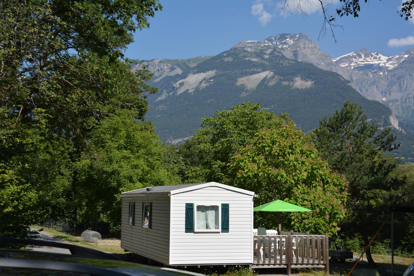 Camping Bella-Tola - Mobilheim mit Veranda auf dem Campingplatz