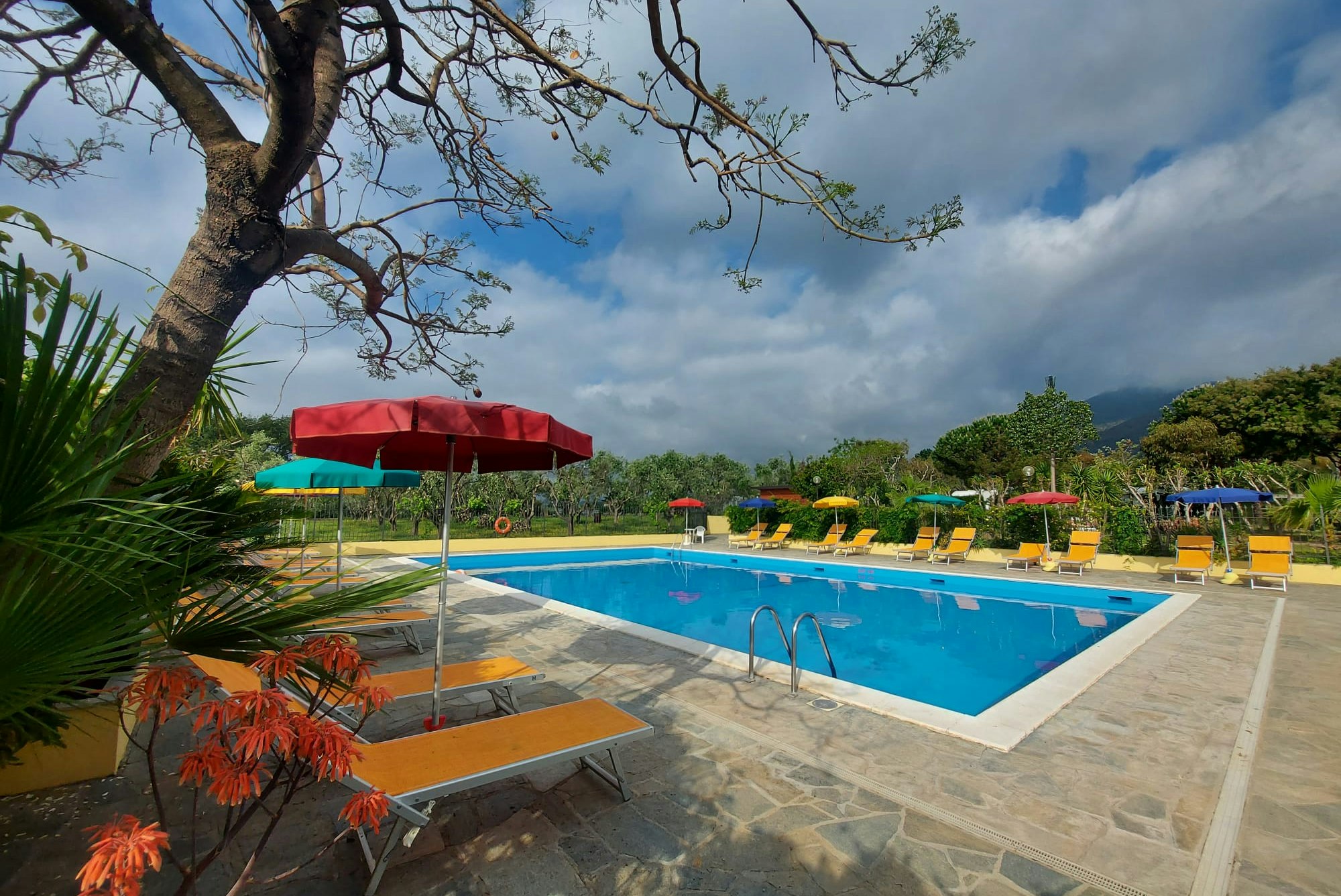 Camping Bella Vista  - Pool im Freien mit Liegestühlen und Sonnenschirmen