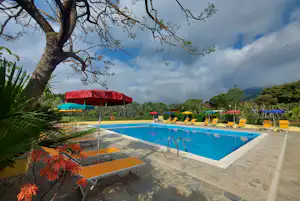 Camping Bella Vista - Pool im Freien mit Liegestühlen und Sonnenschirmen