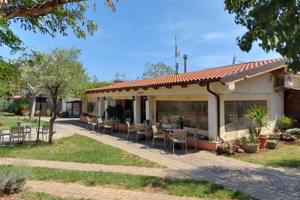 Camping Bella Vista - Bar mit Sitzmöglichkeiten im Freien