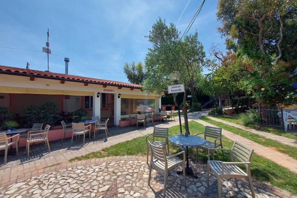 Camping Bella Vista - Rezeptionsgebäude mit Sitzecken im Freien