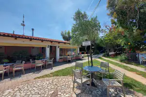 Camping Bella Vista - Rezeptionsgebäude mit Sitzecken im Freien