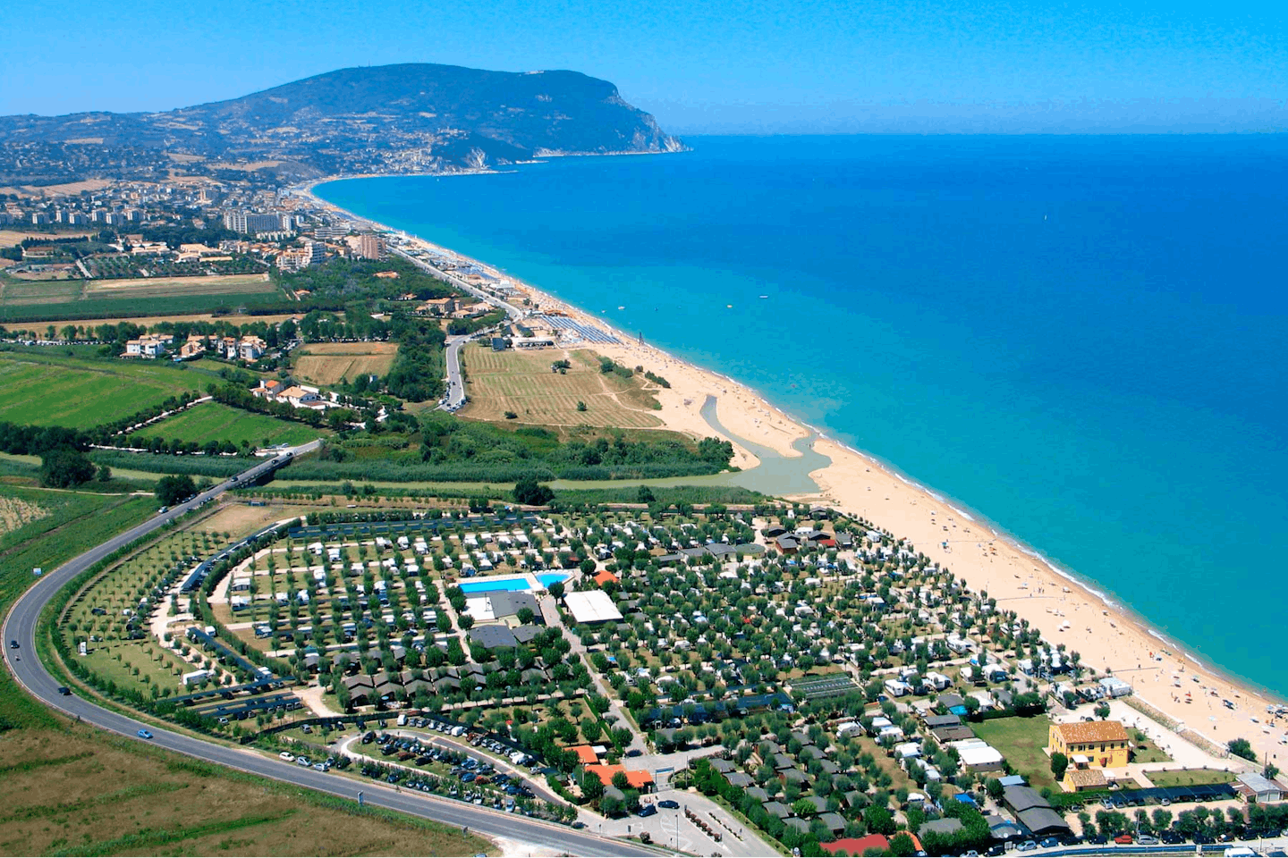 Camping Bellamare - Luftaufnahme auf den Campingplatz und das Mittelmeer