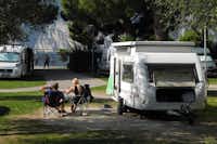 Camping Bellavista  -  Camper auf dem Stellplatz vom Campingplatz mit Blick auf den Gardasee
