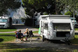 Camping Bellavista - Camper auf dem Stellplatz vom Campingplatz mit Blick auf den Gardasee