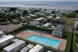 Camping Belle Etoile - Mobilheime und Outdoor-Pool auf dem Campingplatz aus der Vogelperspektive