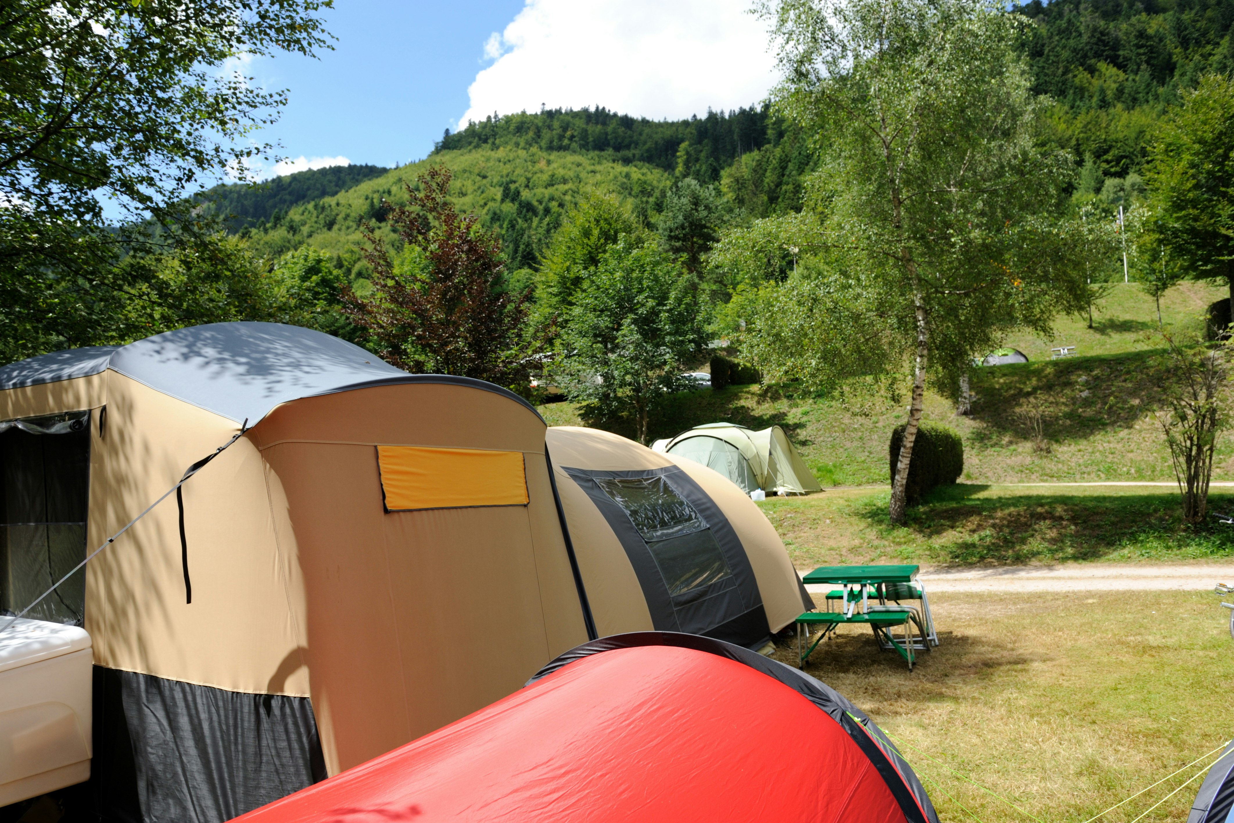 Camping Belle Hutte -  Stellplätze im Schatten der Bäume