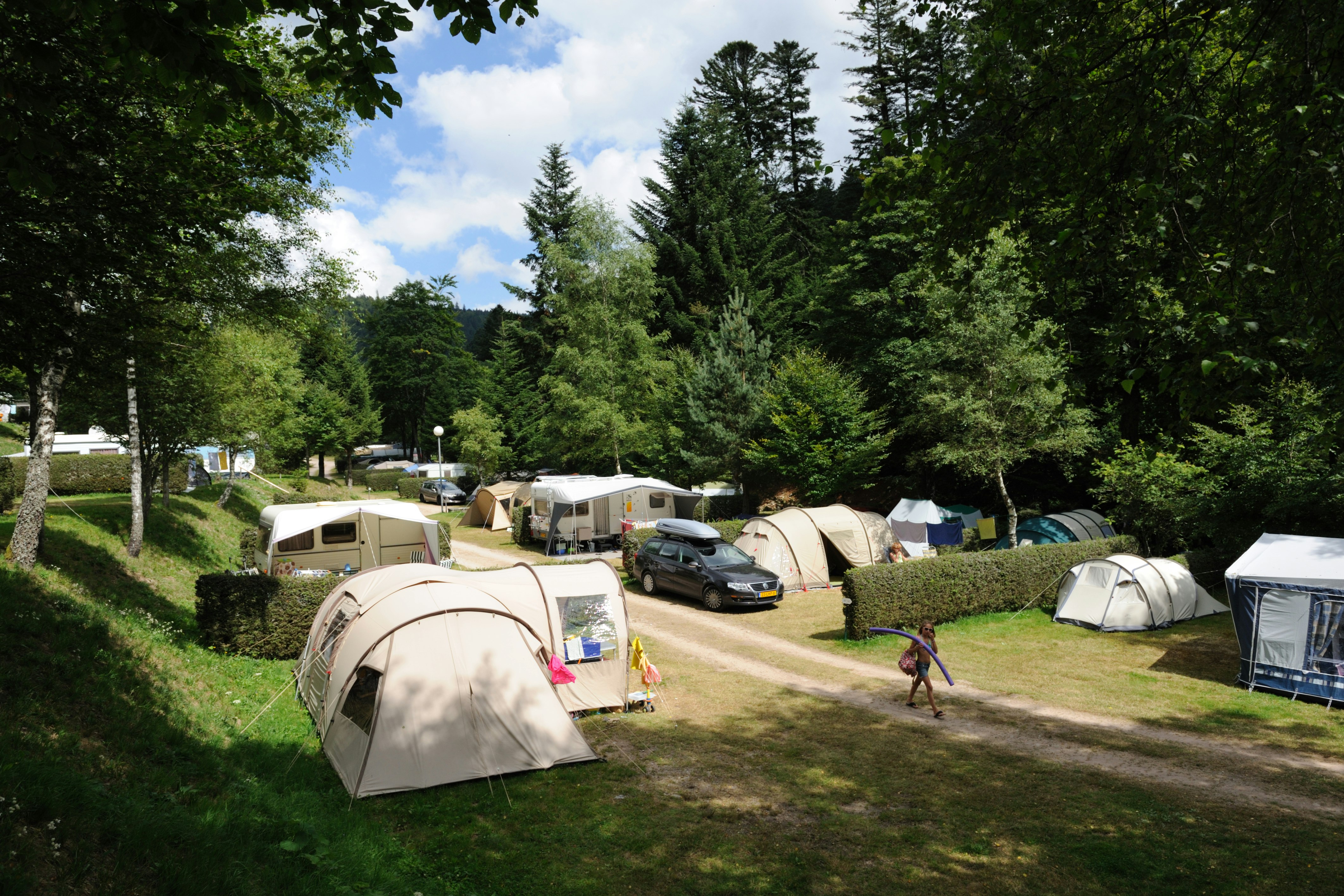 Camping Belle Hutte -  Stellplätze und Wohnwagenstellplätze zwischen Bäumen