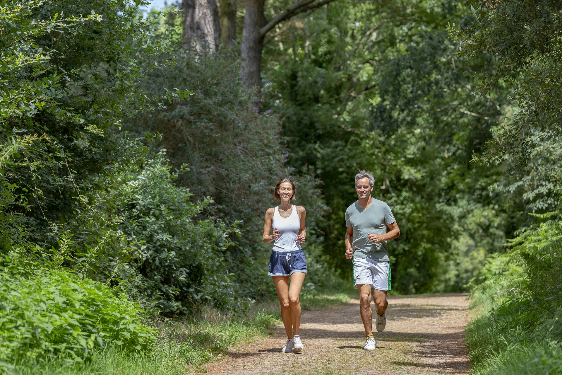 Camping Sandaya Belle Plage  Yelloh! Village Belle Plage - Gäste joggen auf den Spazierwegen im Wald