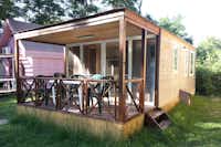Camping Belle Rive  -  Mobilheim vom Campingplatz mit Esstisch auf der Veranda