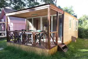Camping Belle Rive - Mobilheim vom Campingplatz mit Esstisch auf der Veranda