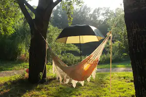 Camping Belle Rive - Hängematte und Sonnenschirm auf dem Campingplatz