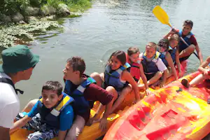 Camping Belle Rive - Kinder beim Kanu fahren auf dem Fluss vom Campingplatz