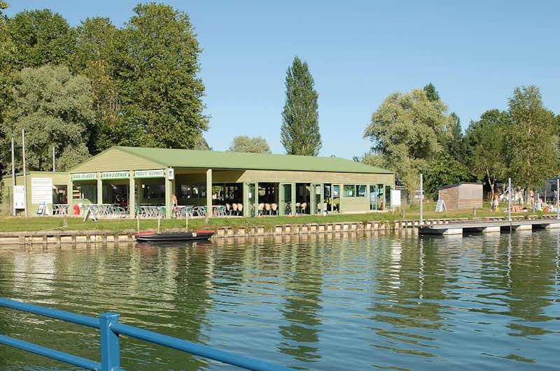 Camping Belle Rivière - Restaurant Terrasse mit Blick auf den See