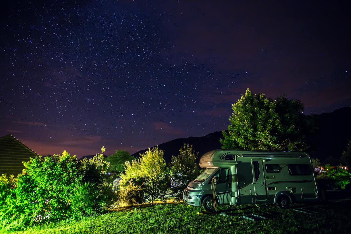 Camping Belle Roche - Wohnmobil auf dem Campingplatz unter einem nächtlichen Sternenhimmel