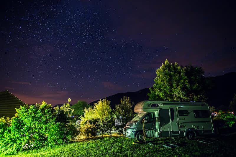 Camping Belle Roche - Wohnmobil auf dem Campingplatz unter einem nächtlichen Sternenhimmel