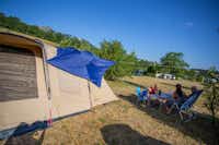 Camping Belle Roche - Zelt auf dem Zeltplatz mit davor sitzenden Campern