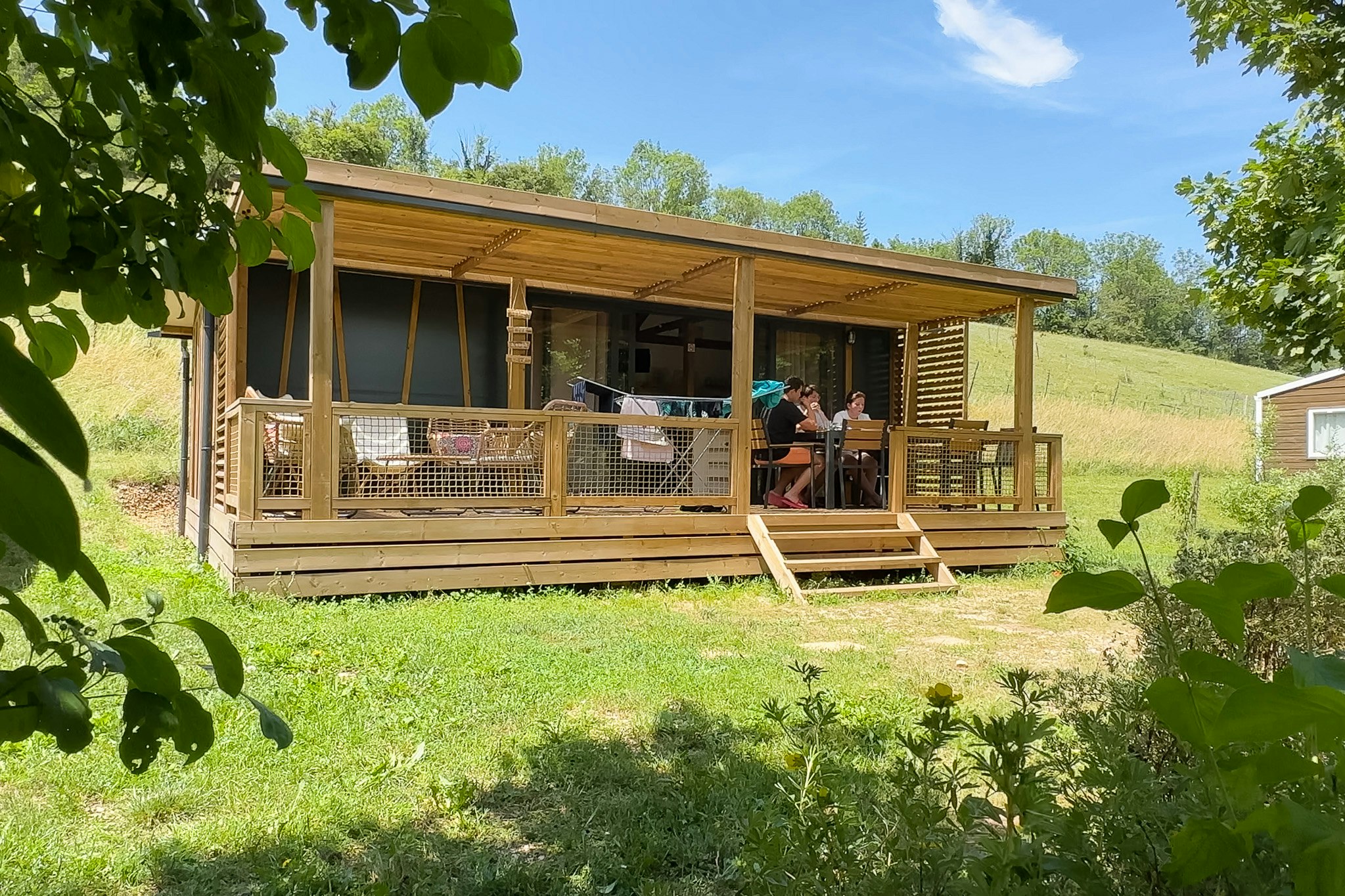 Sites et Paysages Belle Roche  Camping Belle Roche - Außenansicht eines Mobilheims mit Terrasse auf dem Campingplatz