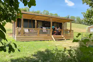 Sites et Paysages Belle Roche Camping Belle Roche - Außenansicht eines Mobilheims mit Terrasse auf dem Campingplatz