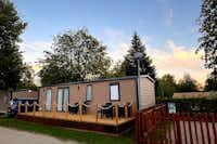 Camping Belle-Vue 2000  - Mobilheim mit Terrasse auf dem Campingplatz