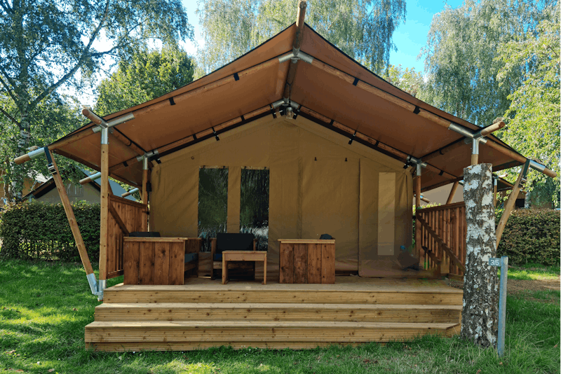 Camping Belle-Vue 2000 Safarizelt-Mietunterkunft mit überdachter Veranda und Sitzgelegenheiten