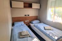 Camping Belle-Vue 2000 Schlafzimmer mit zwei Einzelbetten in einer Sommertraum-Mietunterkunft