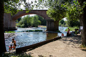 Camping Bellerive - Camper im Fluss am Campingplatz